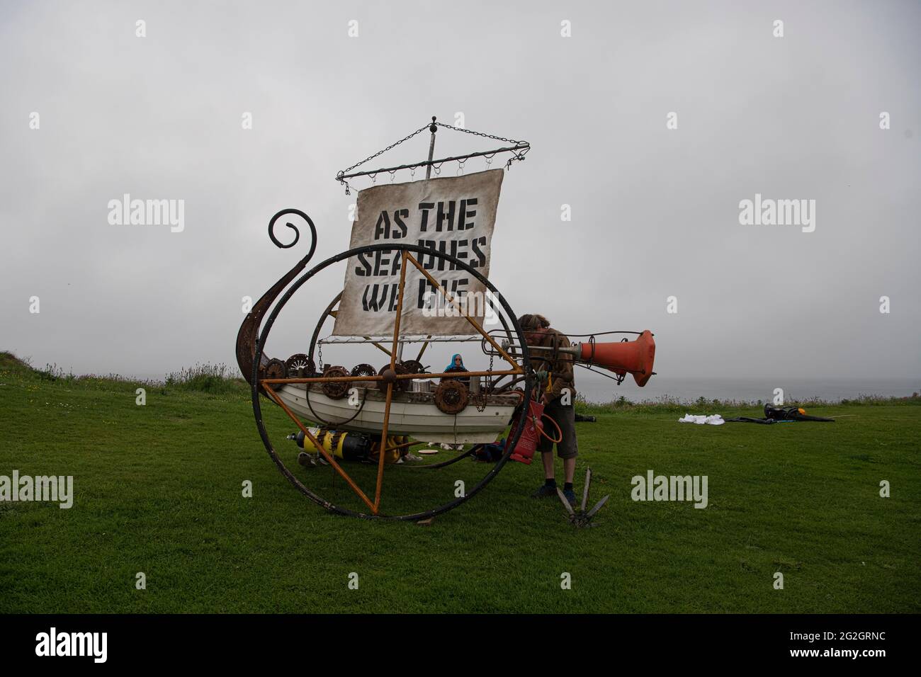 Carbis Bay, Cornwall, Großbritannien. 11. Juni 2021.Ocean are Diyng , Extinction Rebellion Southwest Britain, Cornwall, an diesem Wochenende planen wir eine Reihe von COVID-sicheren, gewaltfreien Massenbeteiligungsaktionen in der Mitte von Cornwall, von Carbis Bay und St. Ives bis Falmouth und darüber hinaus. Wir werden an den Stränden, Landzungen und Straßen der Stadt sein und unsere Botschaft an die G7 bringen: Party in St.Ives, friedliches Ereignis mit einem Kriegsschiff, in der Bucht Credit: kathleen White/Alamy Live News Stockfoto