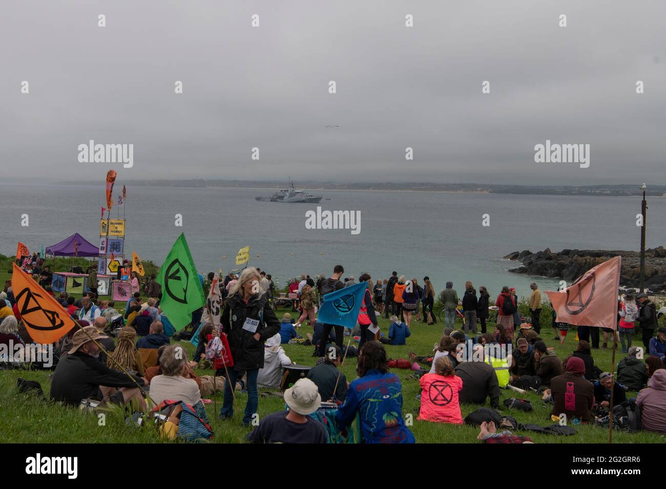 Carbis Bay, Cornwall, Großbritannien. Juni 2021. Extinction Rebellion, veranstaltet eine Party mit Musik und Reden, Carbis Bay St. Ives G7 Summit, friedlich mit dem Kriegsschiff in der Bucht Credit: kathleen White/Alamy Live News Stockfoto