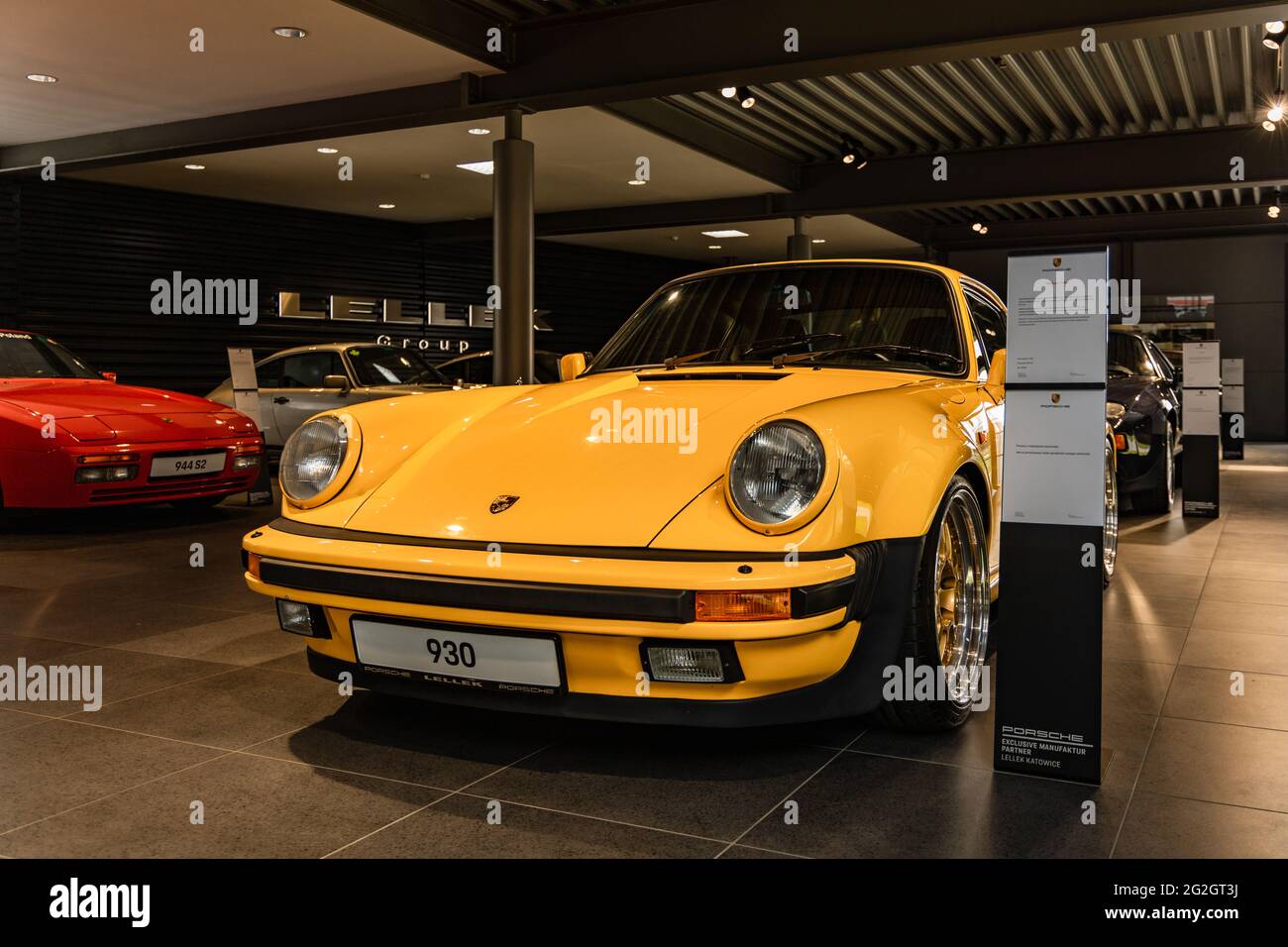 Breslau, Polen - Juli 18 2020: Ausstellung klassischer Porsche-Modelle im Porsche Centrum Wrocław Stockfoto