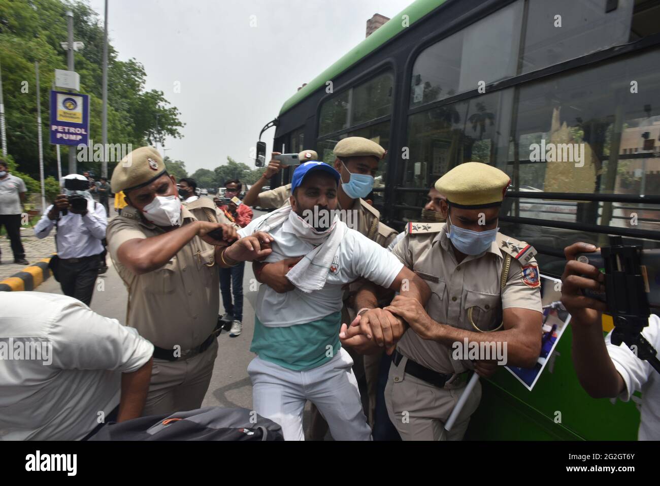 Neu-Delhi, Indien. Juni 2021. (6/11/2021) die Parteiarbeiter des Oppositionspartners kommen in einem Pferdewagen an, um in Neu-Delhi einen landesweiten symbolischen Protest gegen die steigenden Kraftstoffpreise zu veranstalten. Parteiarbeiter versammelten sich im ganzen Land vor Benzinpumpen, um eine Demonstration gegen die Preiserhöhung zu inszenieren. (Foto: Sondeep Shankar/Pacific Press/Sipa USA) Quelle: SIPA USA/Alamy Live News Stockfoto