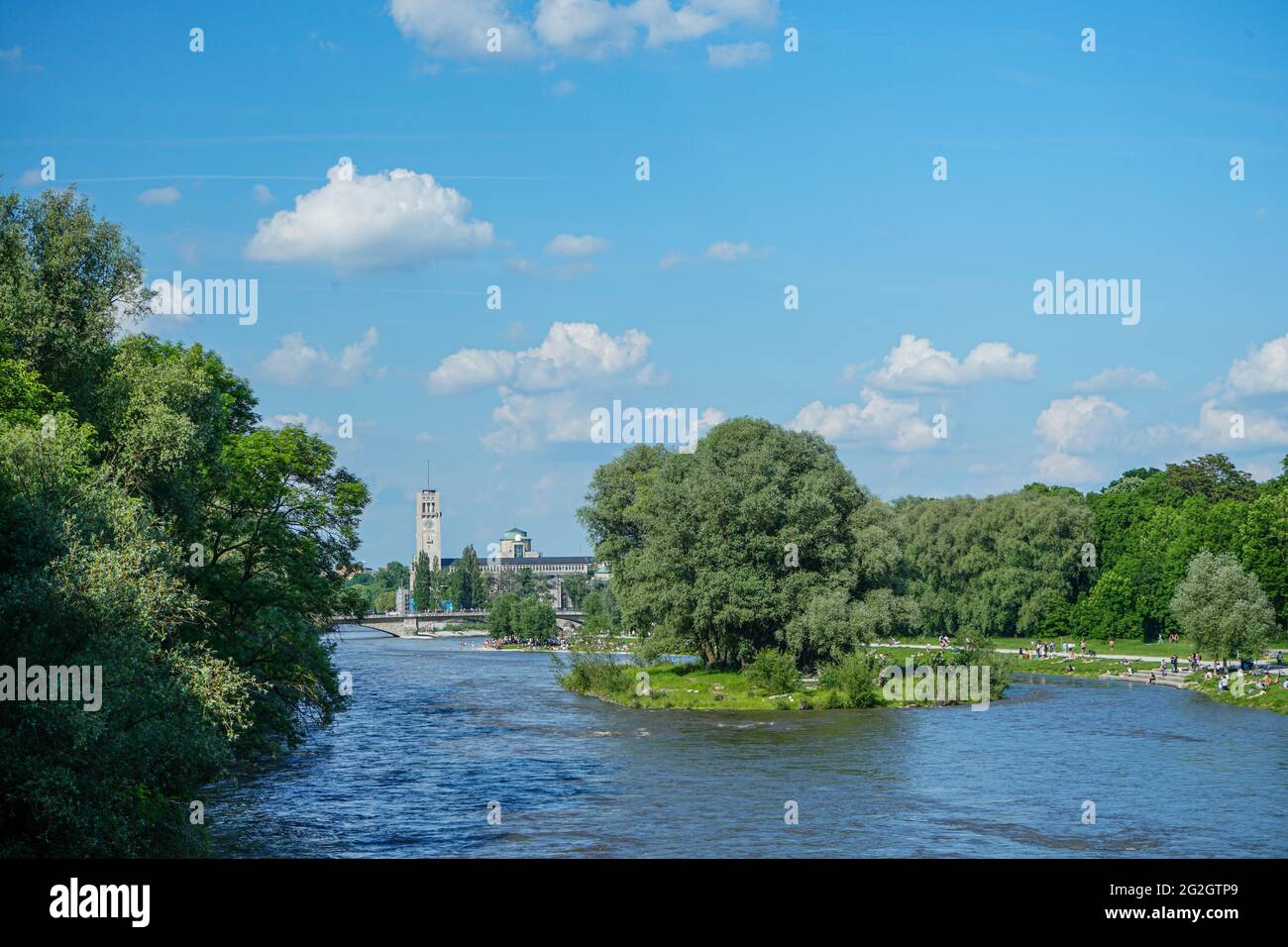 Nach den strengen Corona-Beschränkungen genießen die Menschen das Leben an einem warmen Sommertag am Ufer der Isar in München. Stockfoto