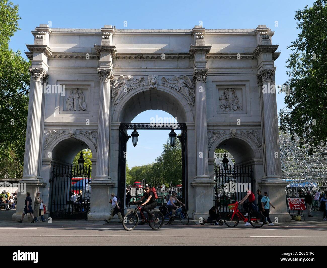 London, Greater London, England - 27. Mai 2021: Fußgänger und Radfahrer neben Marble Arch. Stockfoto