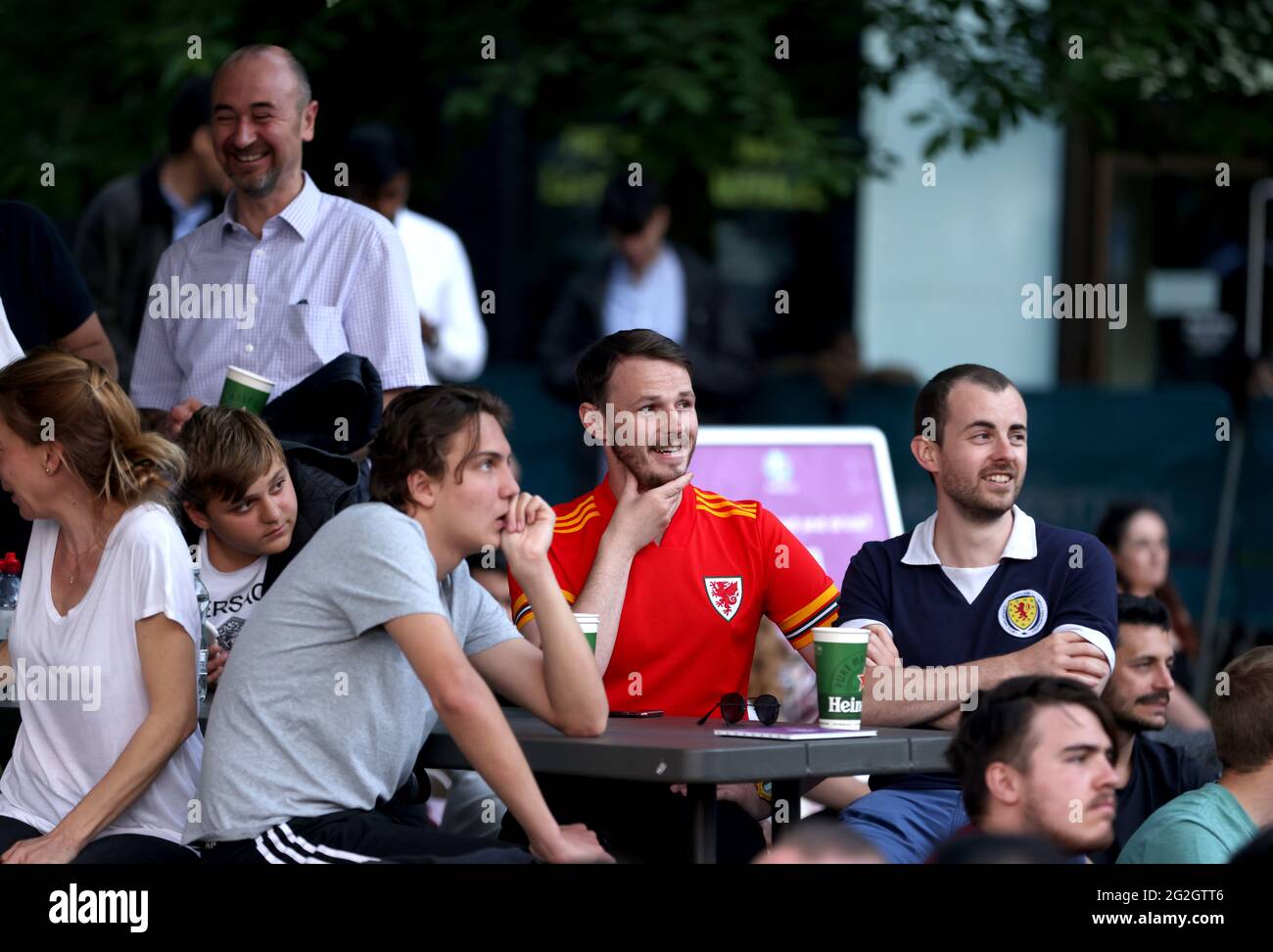 Fans im Potters Fields Park, während sie die UEFA Euro 2020 Group ANSEHEN, EIN Eröffnungsspiel zwischen der Türkei und Italien, das im Stadio Olimpico, Italien, ausgetragen wird. Bilddatum: Freitag, 11. Juni 2021. Stockfoto