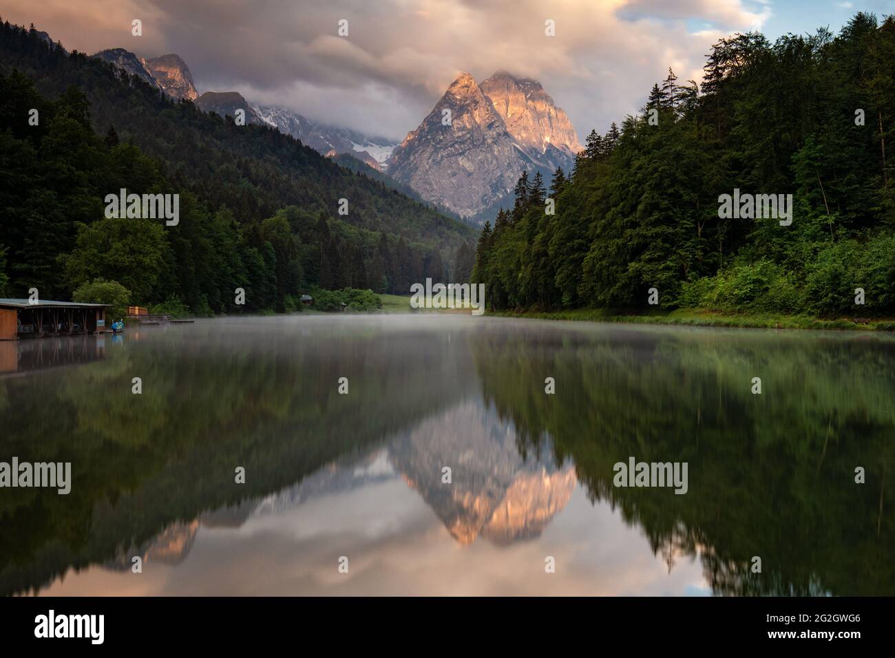 Der Riessersee mit der aufgehenden Sonne. Stockfoto