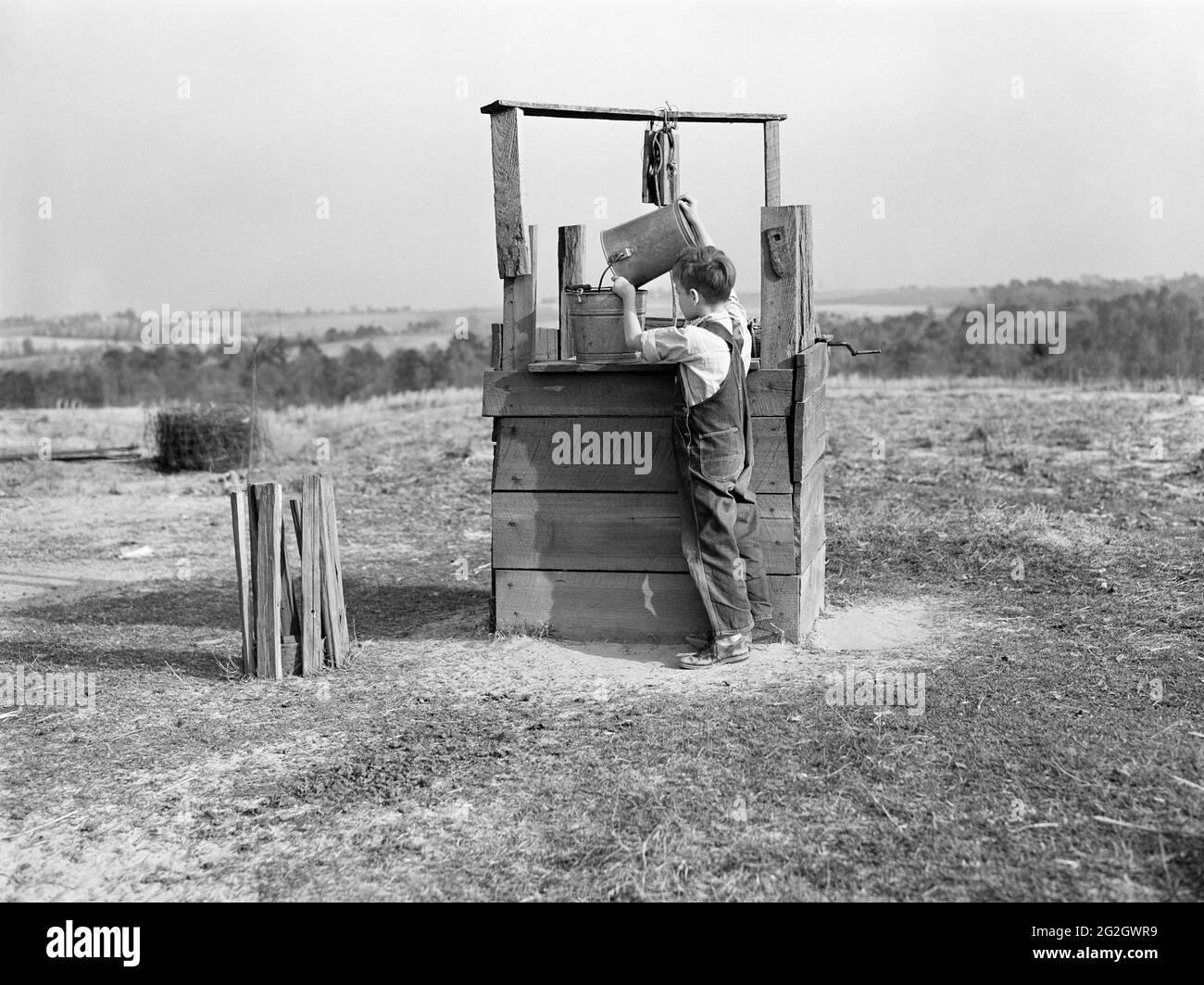 Junger Junge, der Wasser aus Old Well, Coffee County, Alabama, USA, Marion Post Wolcott, U.S. Farm Security Administration, April 1939 Stockfoto
