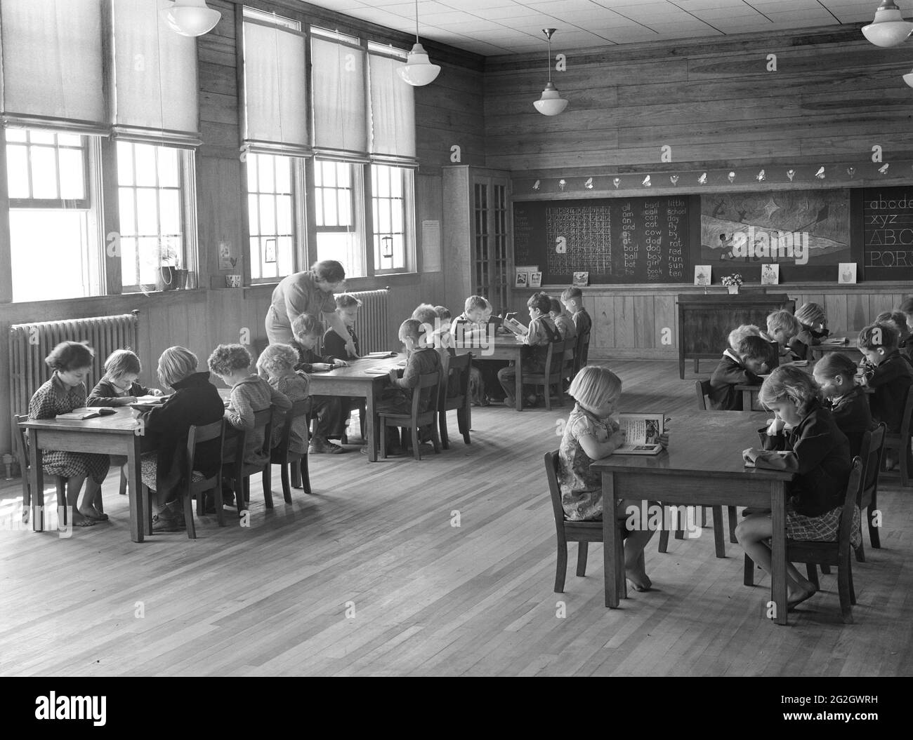 First Grade Children and Teacher, Goodman School, Coffee County, Alabama, USA, Marion Post Wolcott, U.S. Farm Security Administration, April 1939 Stockfoto