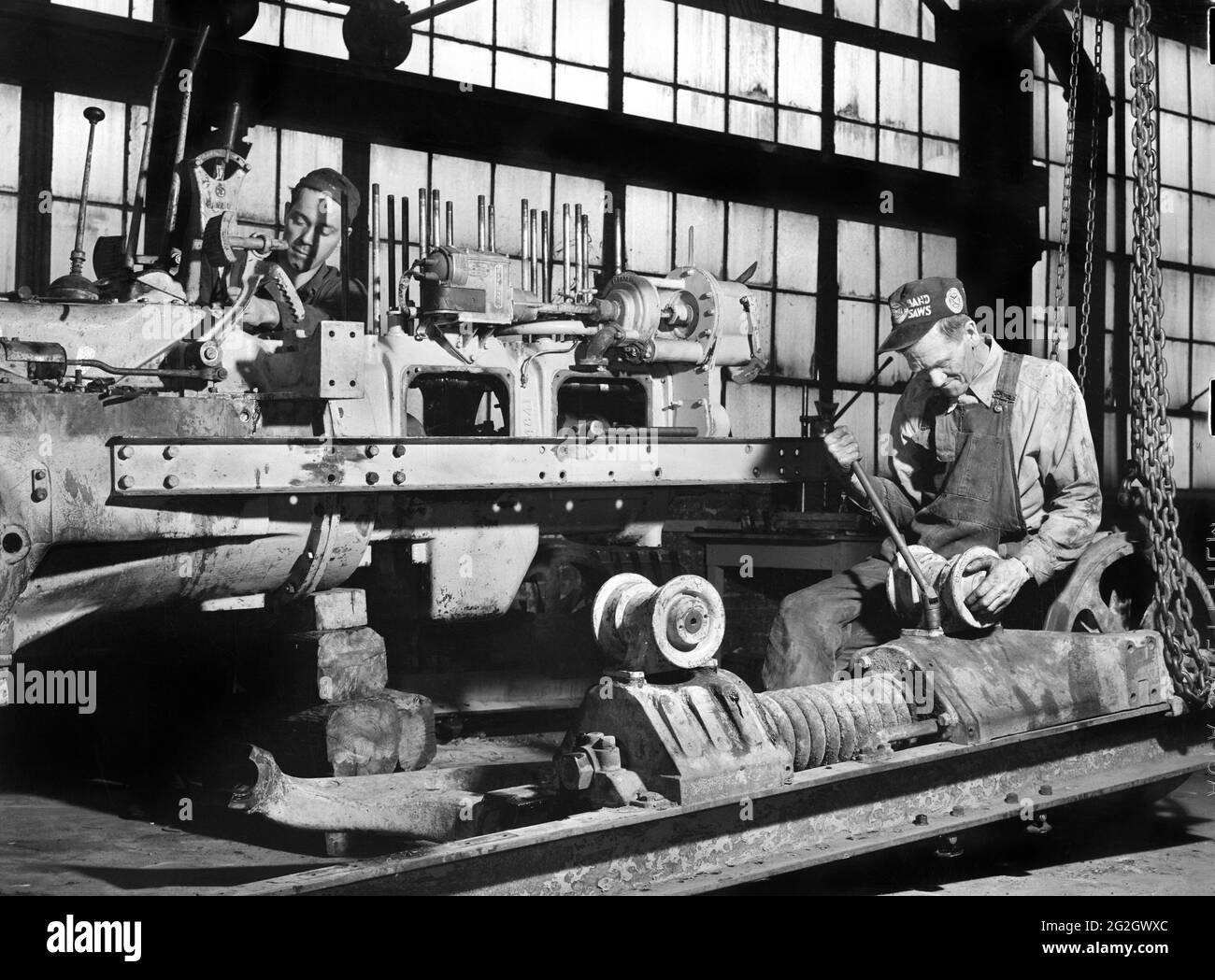 Mechaniker reparieren Traktor, Farm Security Administration (FSA) Warehouse Depot, Atlanta, Georgia, USA, Marion Post Wolcott, U.S. Farm Security Administration, Mai 1939 Stockfoto