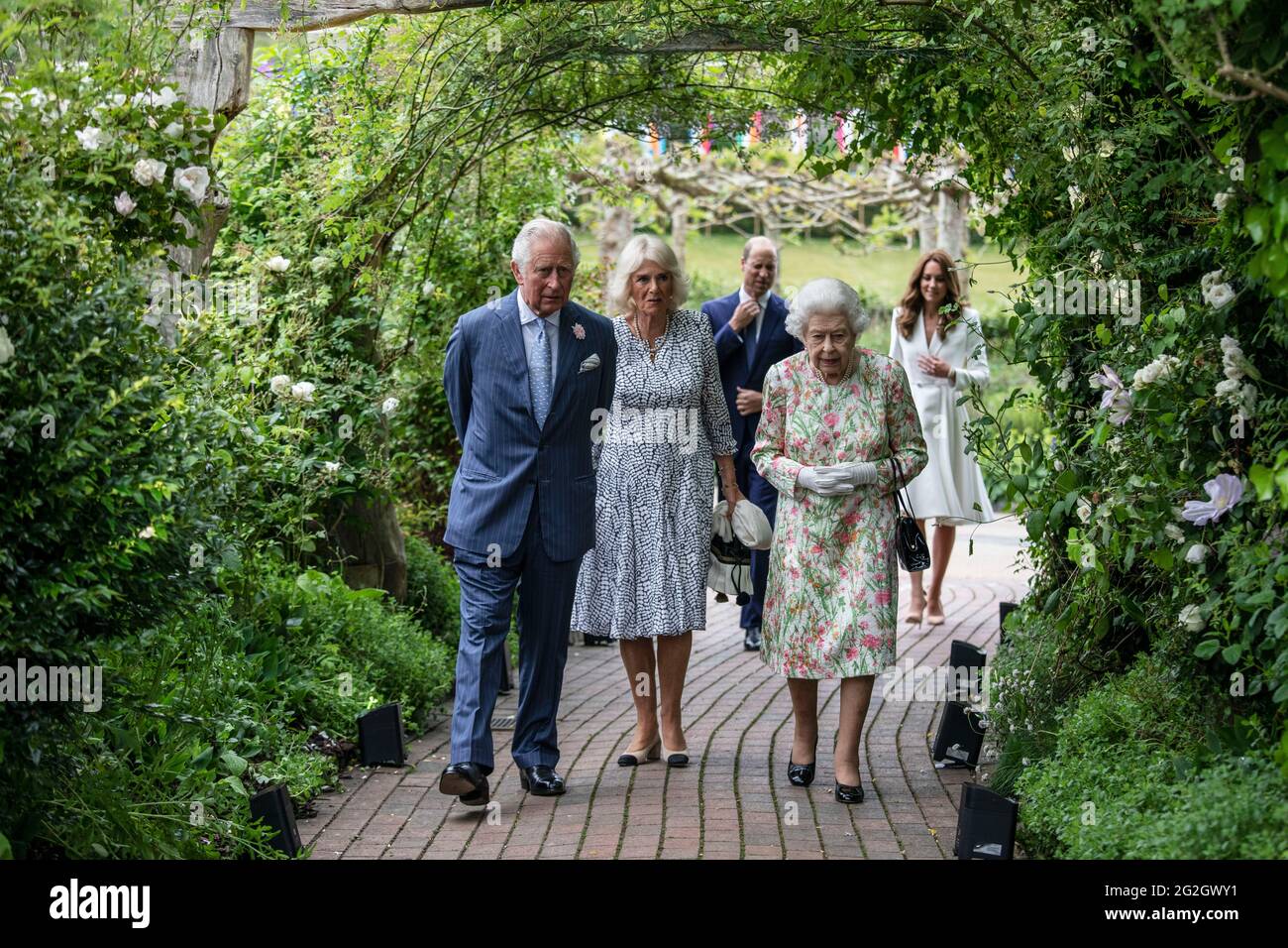 Königin Elizabeth II., der Prinz von Wales und die Herzogin von Cornwall, der Herzog und die Herzogin von Cambridge nehmen am Eden Project mit Premierminister Boris Johnson und Frau Carrie und G7-Führern während des G7-Gipfels in Cornwall Teil. Bilddatum: Freitag, 11. Juni 2021. Stockfoto