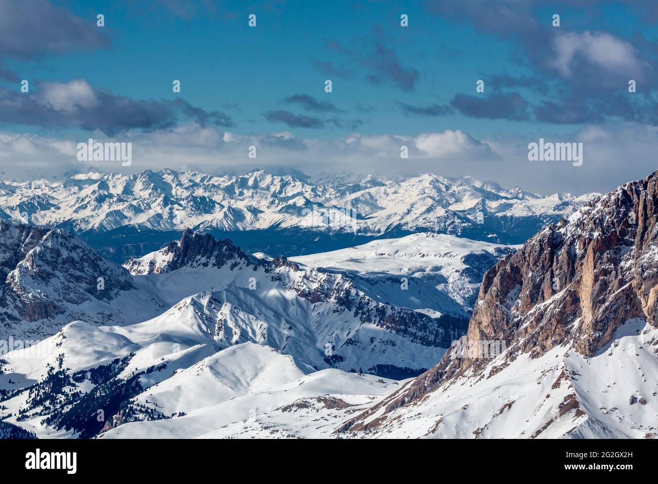 Blick von der Sass Pordoi Aussichtsterrasse auf die Dolomiten, Rosszähnegruppe, 2653 m, Rosengarten, hinter den Ortler Alpen mit der Königspitze, 3851 m, Südtirol, Südtirol, Südtirol, Dolomiten, Italien, Europa Stockfoto