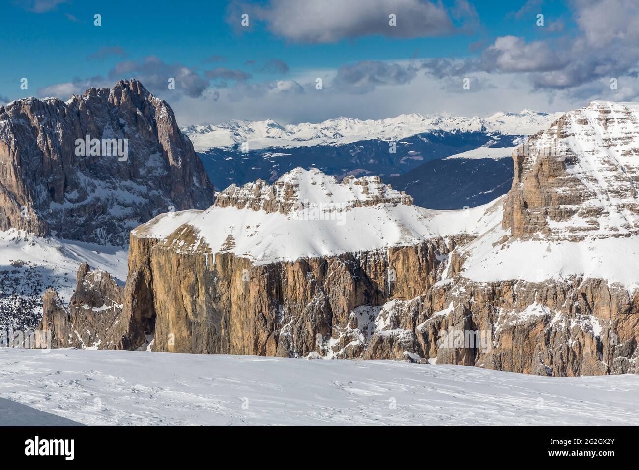 Blick von der Aussichtsterrasse Sass Pordoi, Piz Ciavazes, 2828 m, im Hintergrund Stubaier Alpen, Sellastock, Pordoipass, Sellaronda, Südtirol, Südtirol, Dolomiten, Italien, Europa Stockfoto