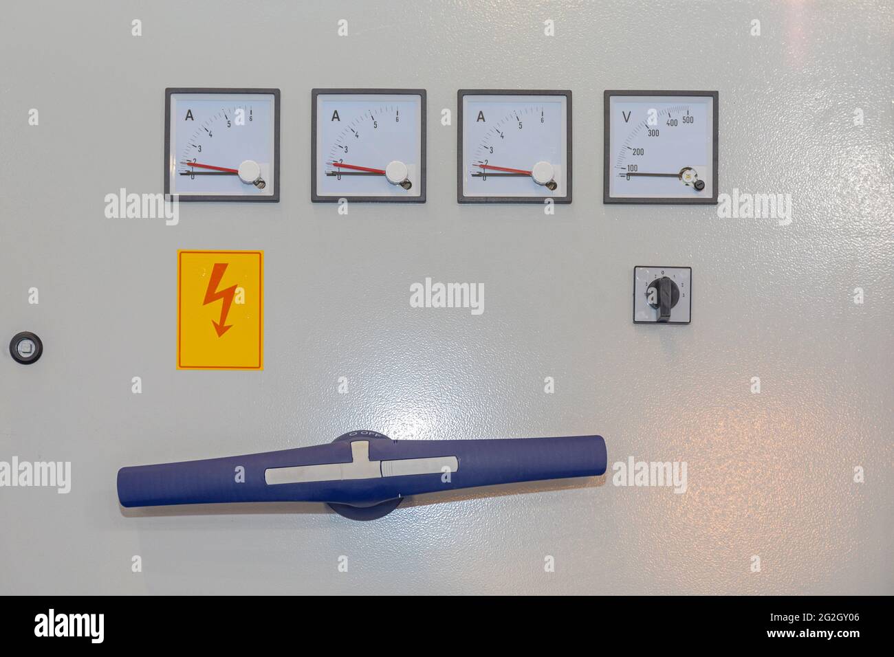 Elektrischer Hauptschalter mit Ampere- und Volt-Messgeräten Stockfoto