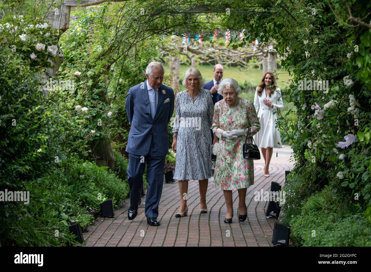 Königin Elizabeth II., der Prinz von Wales und die Herzogin von Cornwall, der Herzog und die Herzogin von Cambridge nehmen am Eden Project mit Premierminister Boris Johnson und Frau Carrie und G7-Führern während des G7-Gipfels in Cornwall Teil. Bilddatum: Freitag, 11. Juni 2021. Stockfoto