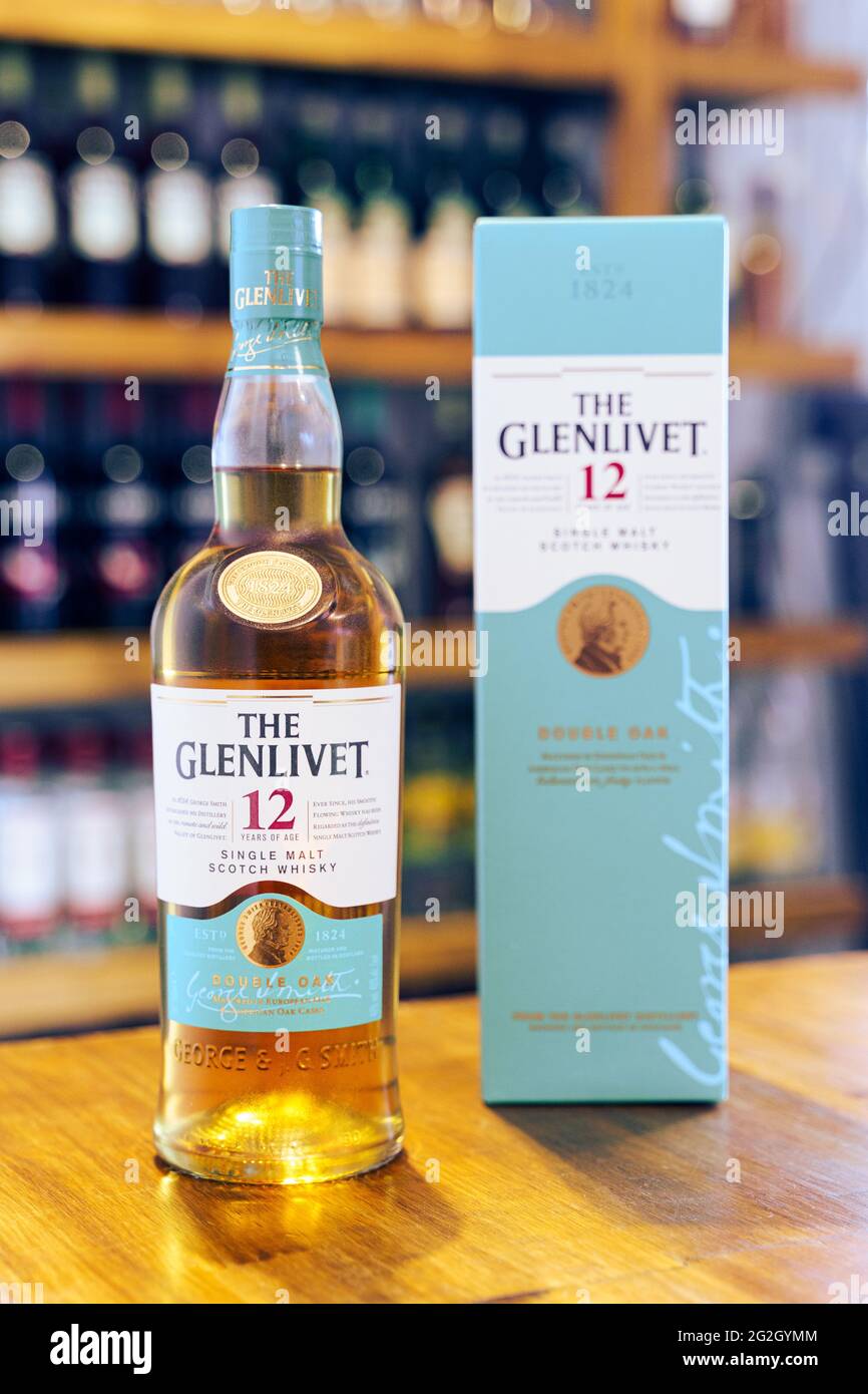 Whisky Glenlivet Flasche auf Holzbar mit verloschenem Pub Hintergrund. Stockfoto