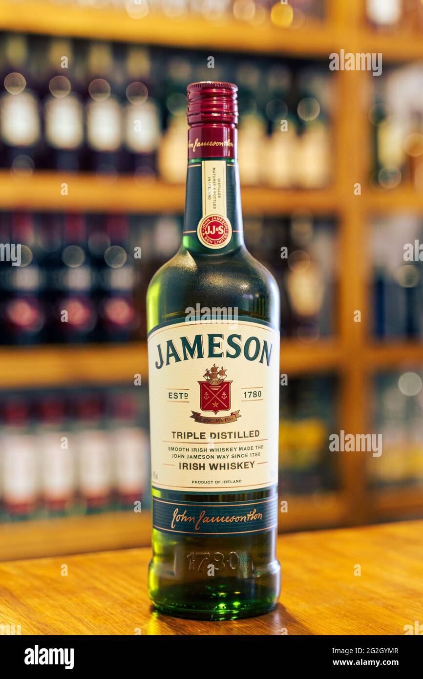 Whisky Jameson Flasche auf Holzbar mit verzogenem Pub Hintergrund. Stockfoto