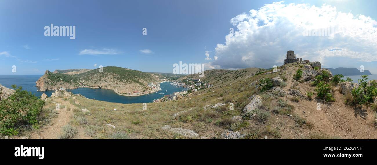 Weitwinkel-Panoramablick auf Balaklava in der Nähe von Sewastopol, Krim, Russland. Stockfoto