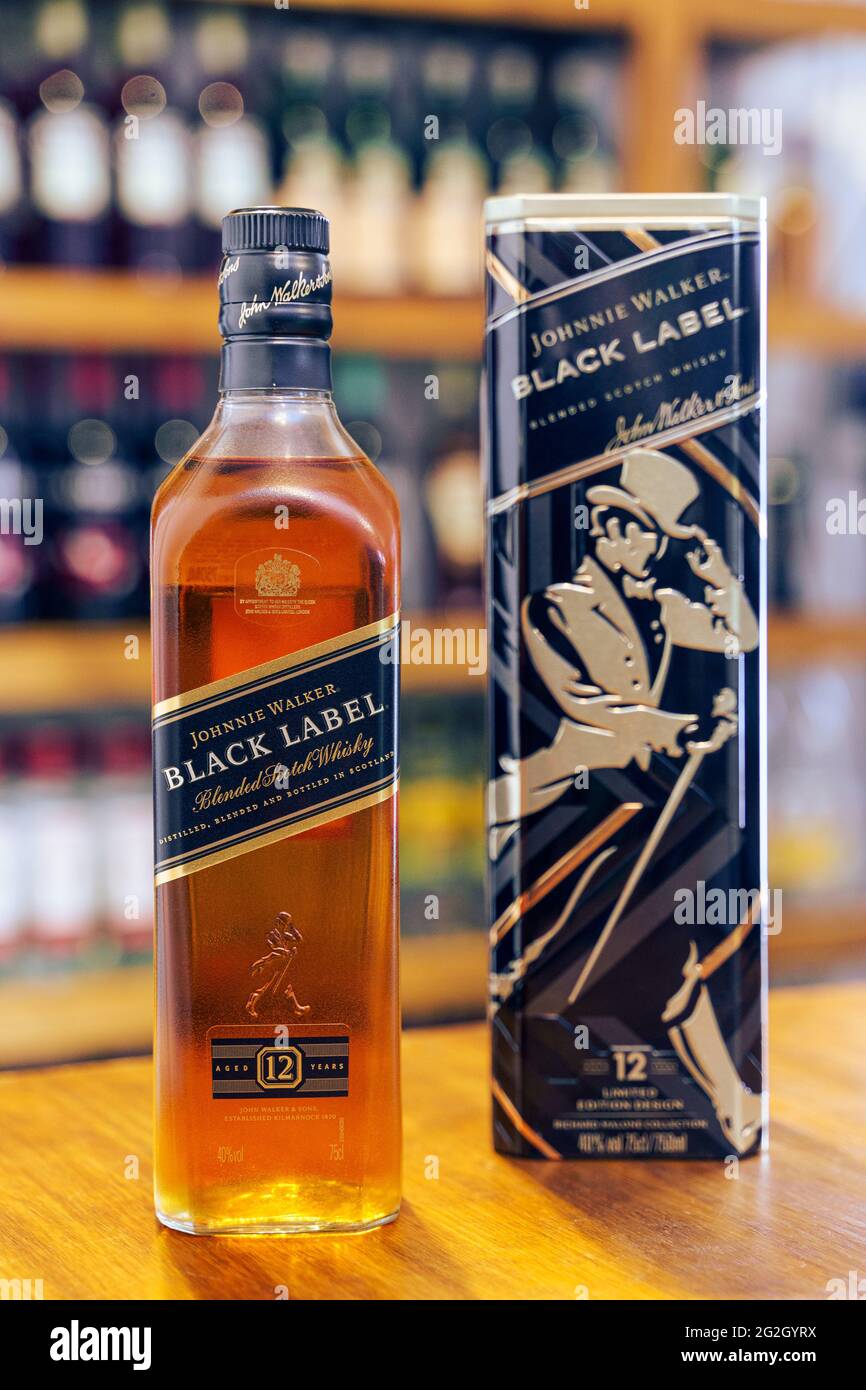 Whisky Johnnie Walker Black Label Flasche auf Holzbar mit out of Focus Pub Hintergrund. Stockfoto