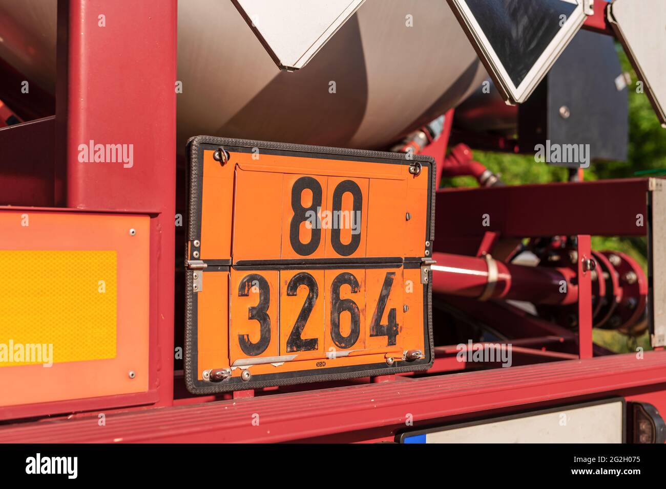 Ein obligatorisches orangefarbenes Warnschild, Gefahrenschild, für alle Fahrzeuge, die gefährliche Güter transportieren. Stockfoto