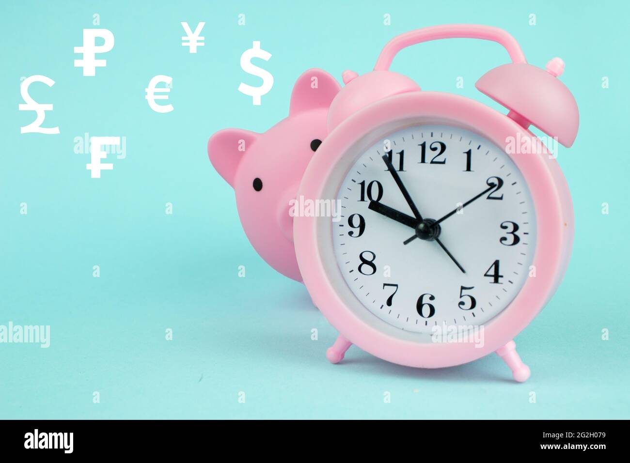 Konzept des globalen Währungswechsels Rosa Sparschwein in Form eines Schweins mit digitalem Hologramm-Hologramm-Weltwährungen auf blauem Hintergrund. Sparen Sie Zeit Stockfoto
