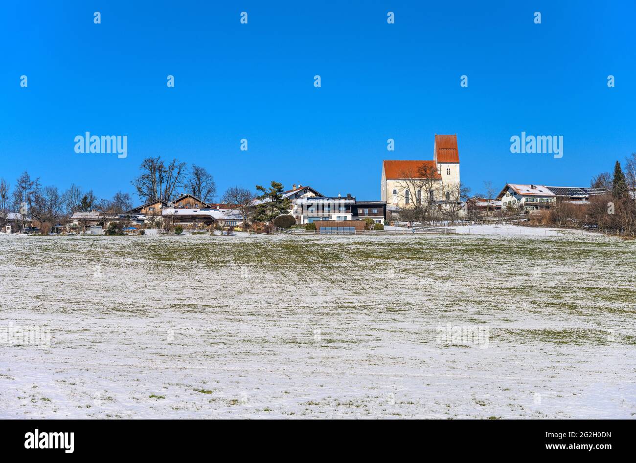 Deutschland, Bayern, Oberbayern, Tölzer Land, Dietramszell, Stadtteil von Chandirchen, Winterlandschaft und Blick auf das Dorf mit der St. Katharina-Zweigkirche Stockfoto