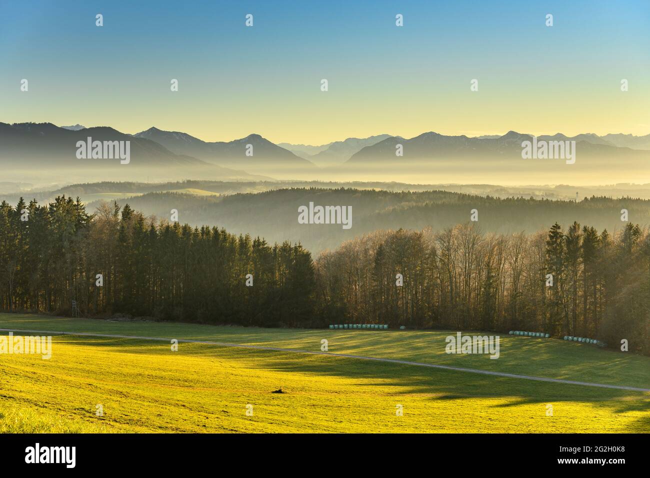 Deutschland, Bayern, Oberbayern, Tölzer Land, Dietramszell, Bezirk Peretshofen, Peretshofer Höhe, Blick auf die Voralpen Stockfoto