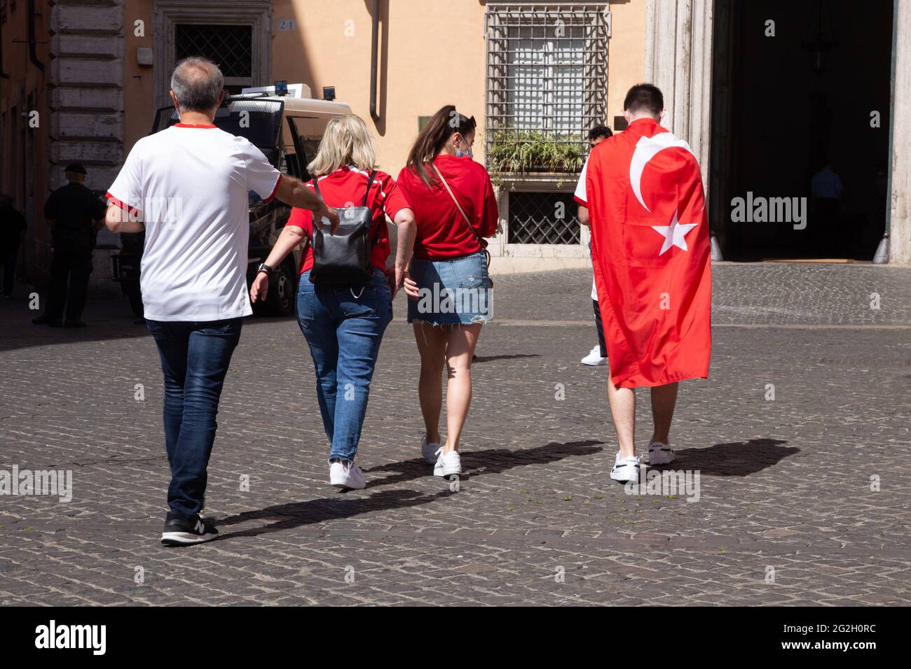 Rom, Italien. Juni 2021. Türkische Jungs auf der Piazza di Pietra in Rom (Foto: Matteo Nardone/Pacific Press/Sipa USA) Quelle: SIPA USA/Alamy Live News Stockfoto