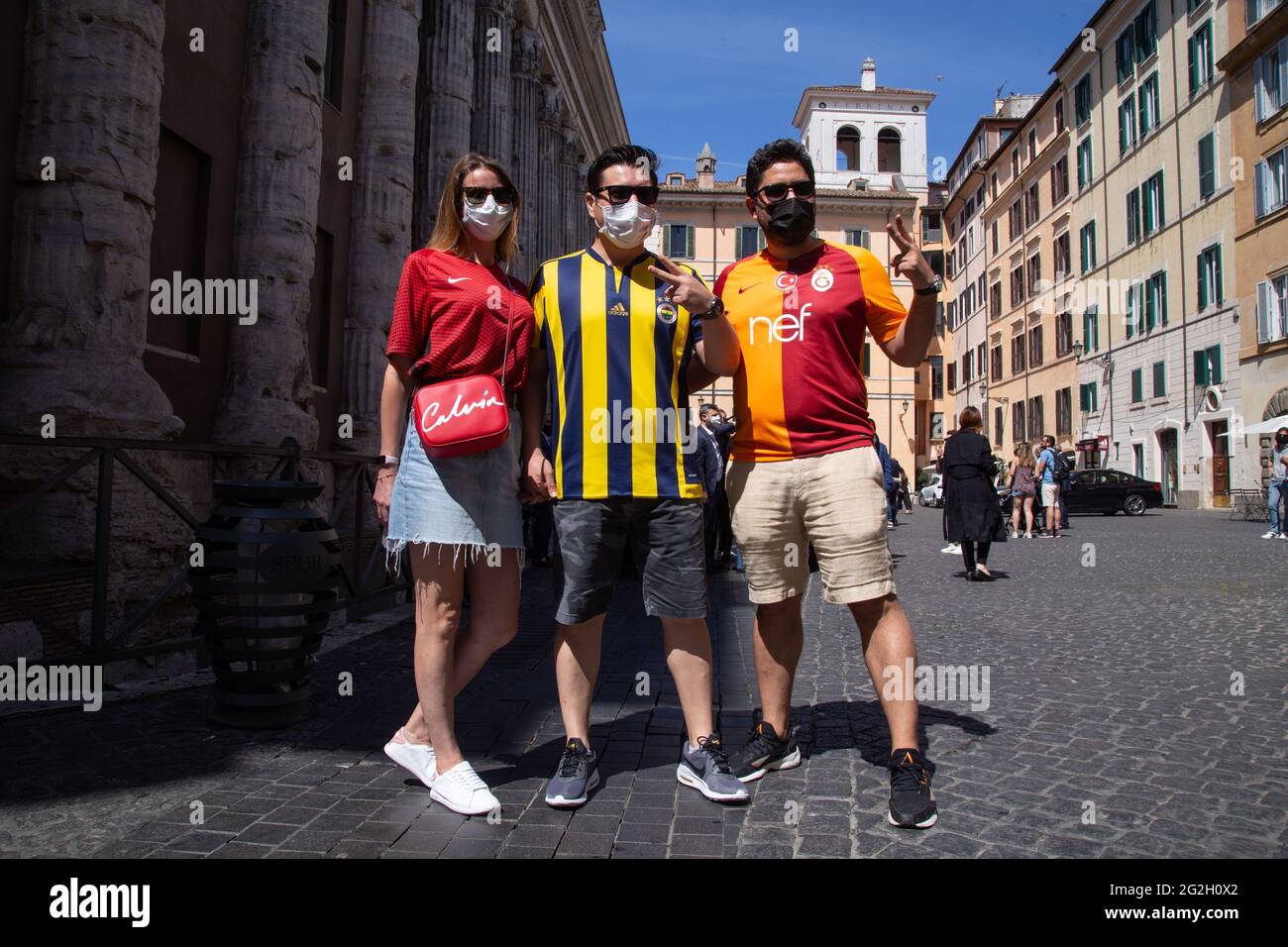 Rom, Italien. Juni 2021. Türkische Jungs auf der Piazza di Pietra in Rom (Foto: Matteo Nardone/Pacific Press/Sipa USA) Quelle: SIPA USA/Alamy Live News Stockfoto