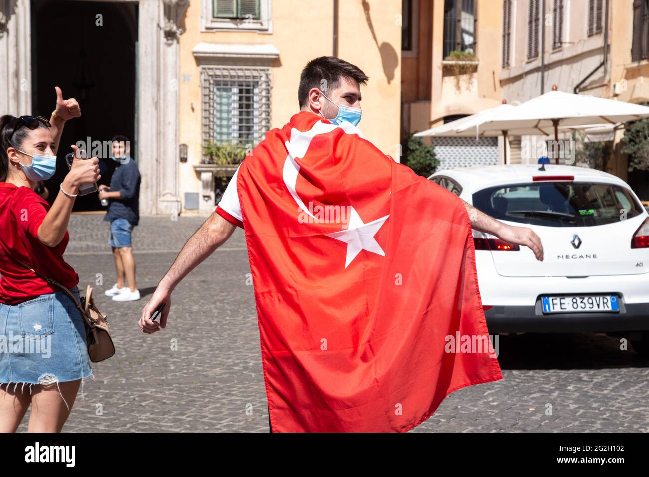 Rom, Italien. Juni 2021. Türkische Jungs auf der Piazza di Pietra in Rom (Foto: Matteo Nardone/Pacific Press/Sipa USA) Quelle: SIPA USA/Alamy Live News Stockfoto
