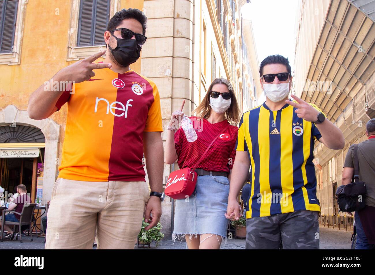 Rom, Italien. Juni 2021. Türkische Jungs auf der Piazza di Pietra in Rom (Foto: Matteo Nardone/Pacific Press/Sipa USA) Quelle: SIPA USA/Alamy Live News Stockfoto