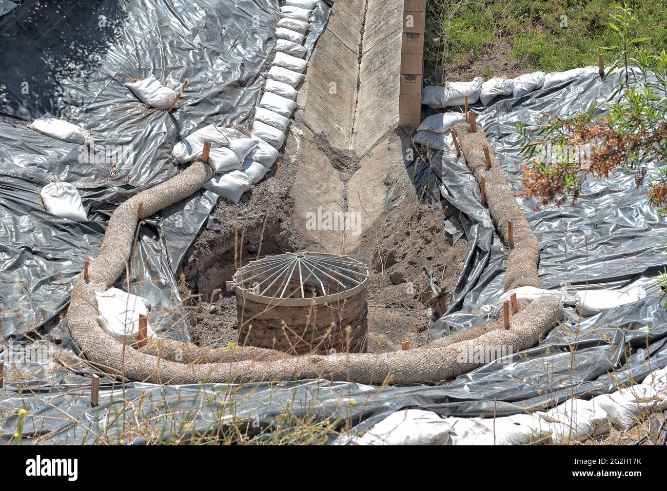 Cartch Basin im südlichen Kalifornien, entworfen, um Schlammflüsse aus Nachbarschaften zu verhindern. Stockfoto