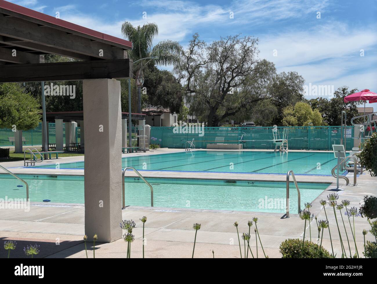 BREA, KALIFORNIEN - 9 JUN 2021: The Plunge, ein öffentliches Schwimmbad im City Hall Park. Stockfoto