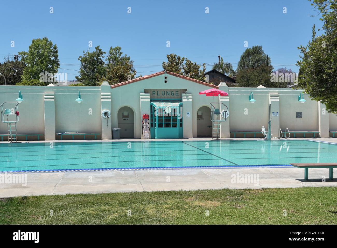 BREA, KALIFORNIEN - 9 JUN 2021: The Plunge, ein öffentliches Schwimmbad im City Hall Park. Stockfoto