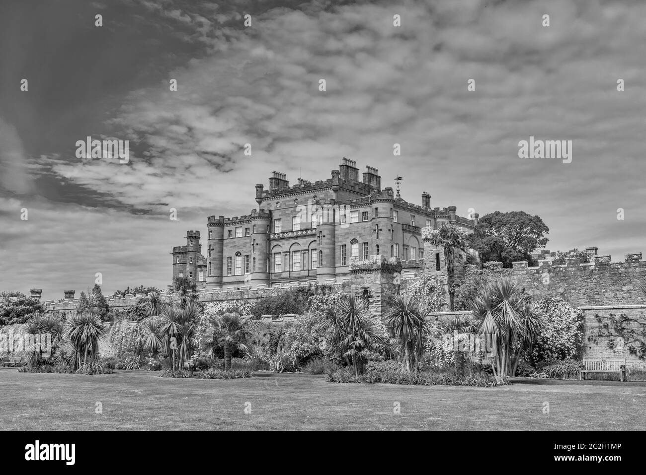 Schottland. Blick auf Culzean Castle vom ummauerten Garten und Fountain Court Green. Stockfoto