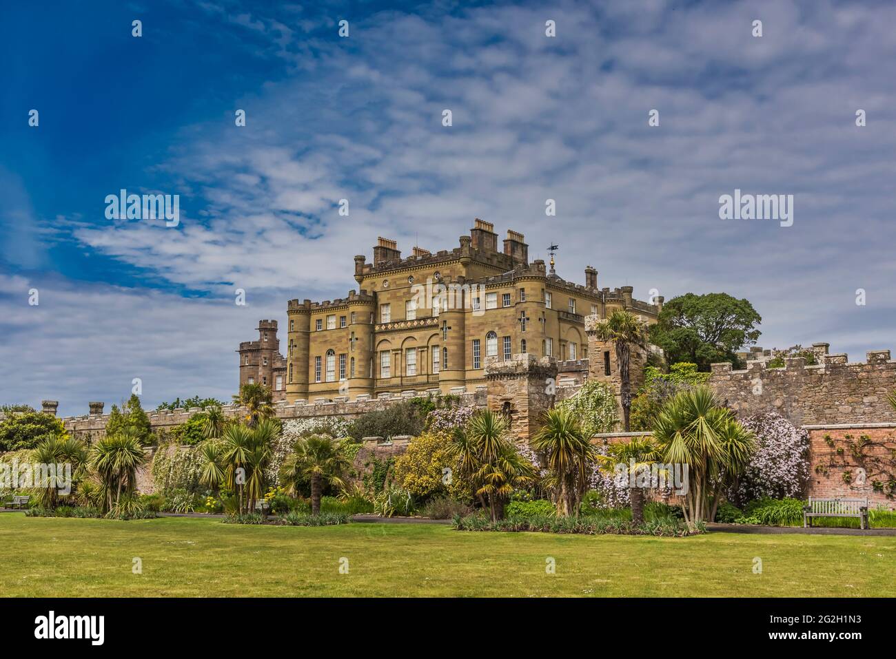 Schottland. Blick auf Culzean Castle vom ummauerten Garten und Fountain Court Green. Stockfoto