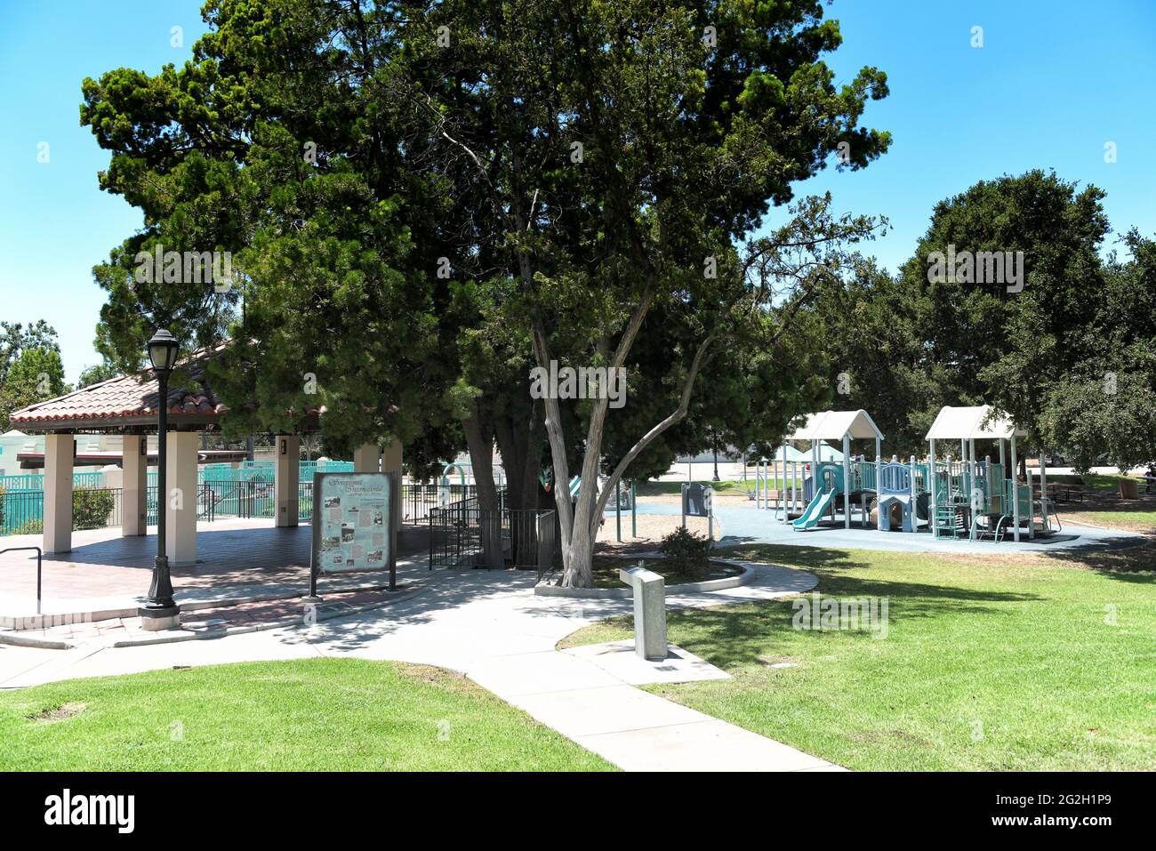 BREA, KALIFORNIEN - 9. JUN 2021: Der Ralph Barns Bandstand im City Hall Park, mit dem Plunge und dem Spielplatz im Hintergrund. Stockfoto
