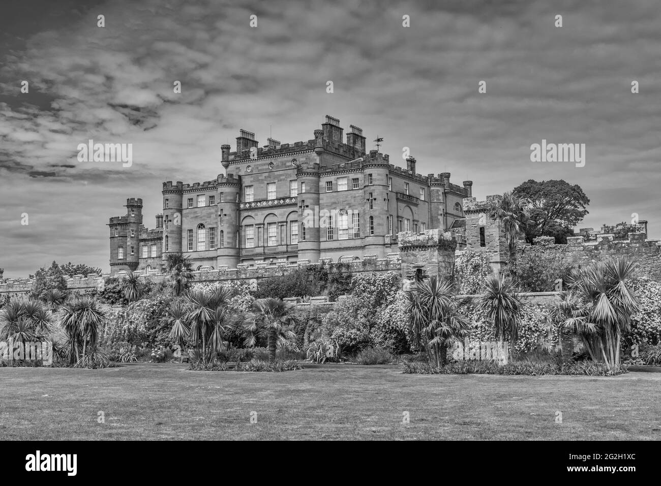 Schottland. Blick auf Culzean Castle vom ummauerten Garten und Fountain Court Green. Stockfoto