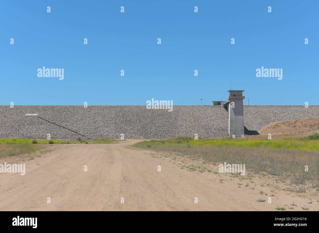 BREA, KALIFORNIEN - 9 JUN 2021: Feldweg zum Carbon Canyon Dam, der 1959 als Reaktion auf das Wachstum von Orange Countys und dessen Bedarf errichtet wurde Stockfoto