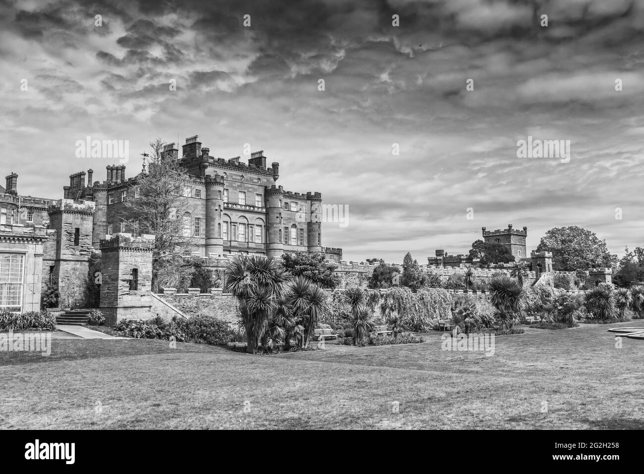 Schottland. Blick auf Culzean Castle vom ummauerten Garten und Fountain Court Green. Stockfoto