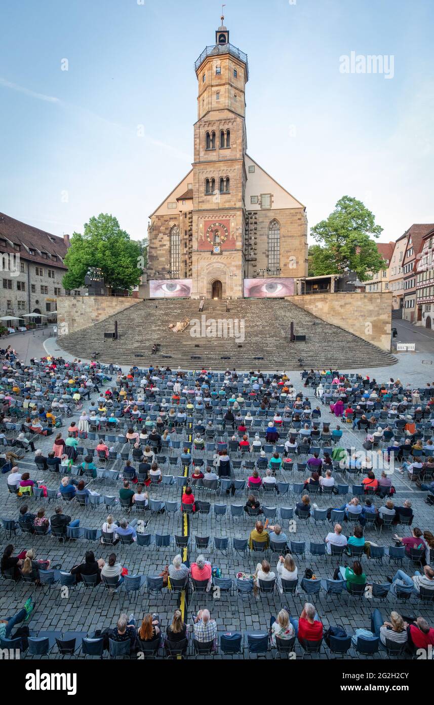 11. Juni 2021, Baden-Württemberg, Schwäbisch Hall: Zu Beginn der Spielzeit des Freilichttheaters Schwäbisch Hall wird vor dem Großen Treppenhaus die Generalprobe des Stückes "Nathan der Weise" für das Publikum aufgeführt. Dank eines Inzidenzwerts von weniger als 35 ist es möglich, das Spiel mit Zuschauern zu spielen - das macht auch die Testanforderung für Besucher überflüssig. Foto: Christoph Schmidt/dpa Stockfoto