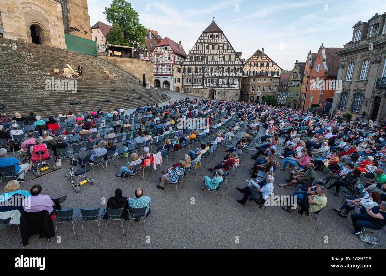 11. Juni 2021, Baden-Württemberg, Schwäbisch Hall: Zu Beginn der Spielzeit des Freilichttheaters Schwäbisch Hall wird vor dem Großen Treppenhaus die Generalprobe des Stückes "Nathan der Weise" für das Publikum aufgeführt. Dank eines Inzidenzwerts von weniger als 35 ist es möglich, das Spiel mit Zuschauern zu spielen - das macht auch die Testanforderung für Besucher überflüssig. Foto: Christoph Schmidt/dpa Stockfoto