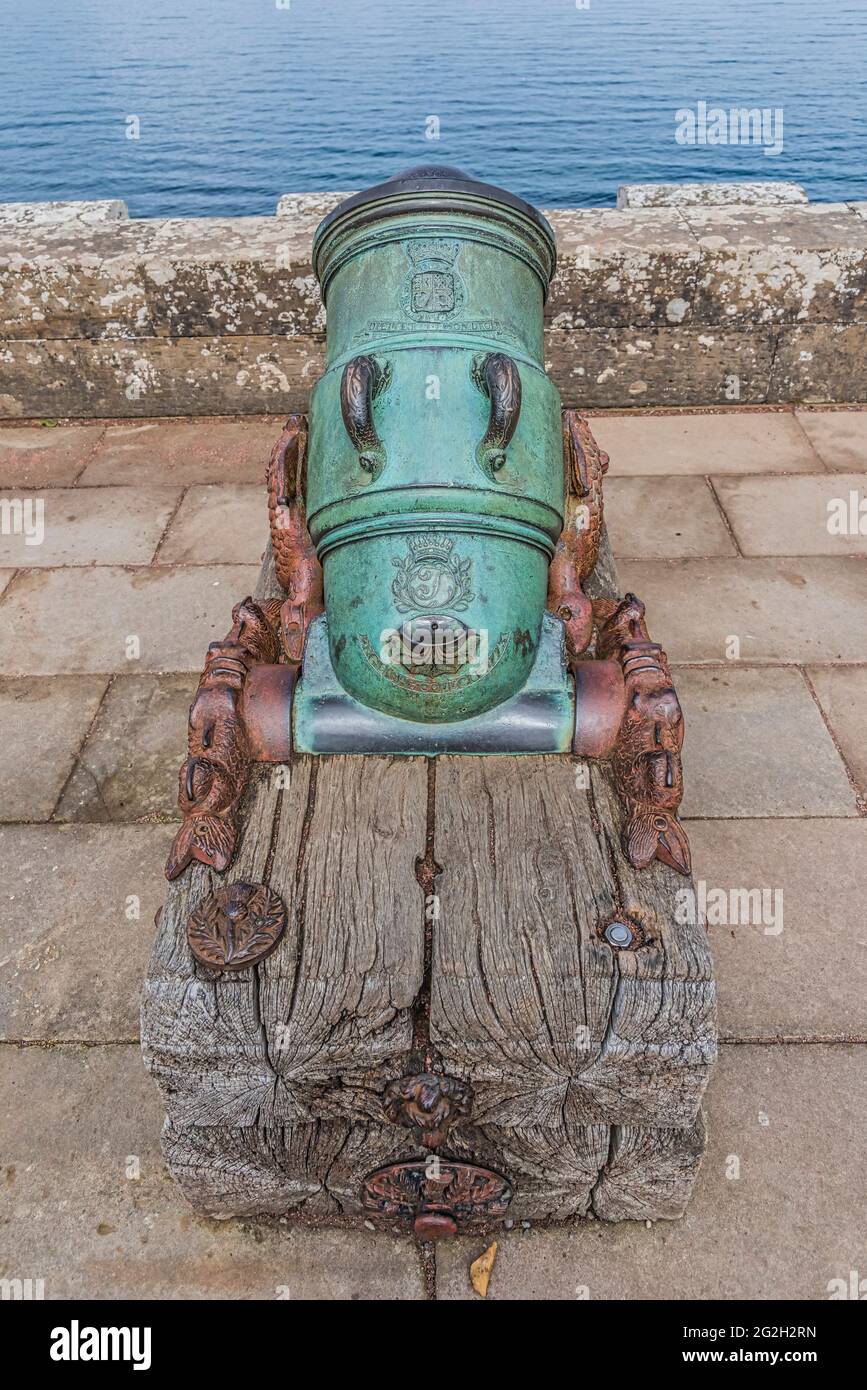 Schottland. Das Bild hier zeigt eine bronzene Grabenmörtel-Belagerungs-Kanone aus dem 17. Jahrhundert auf dem Haupthof des Culzean Castle Stockfoto