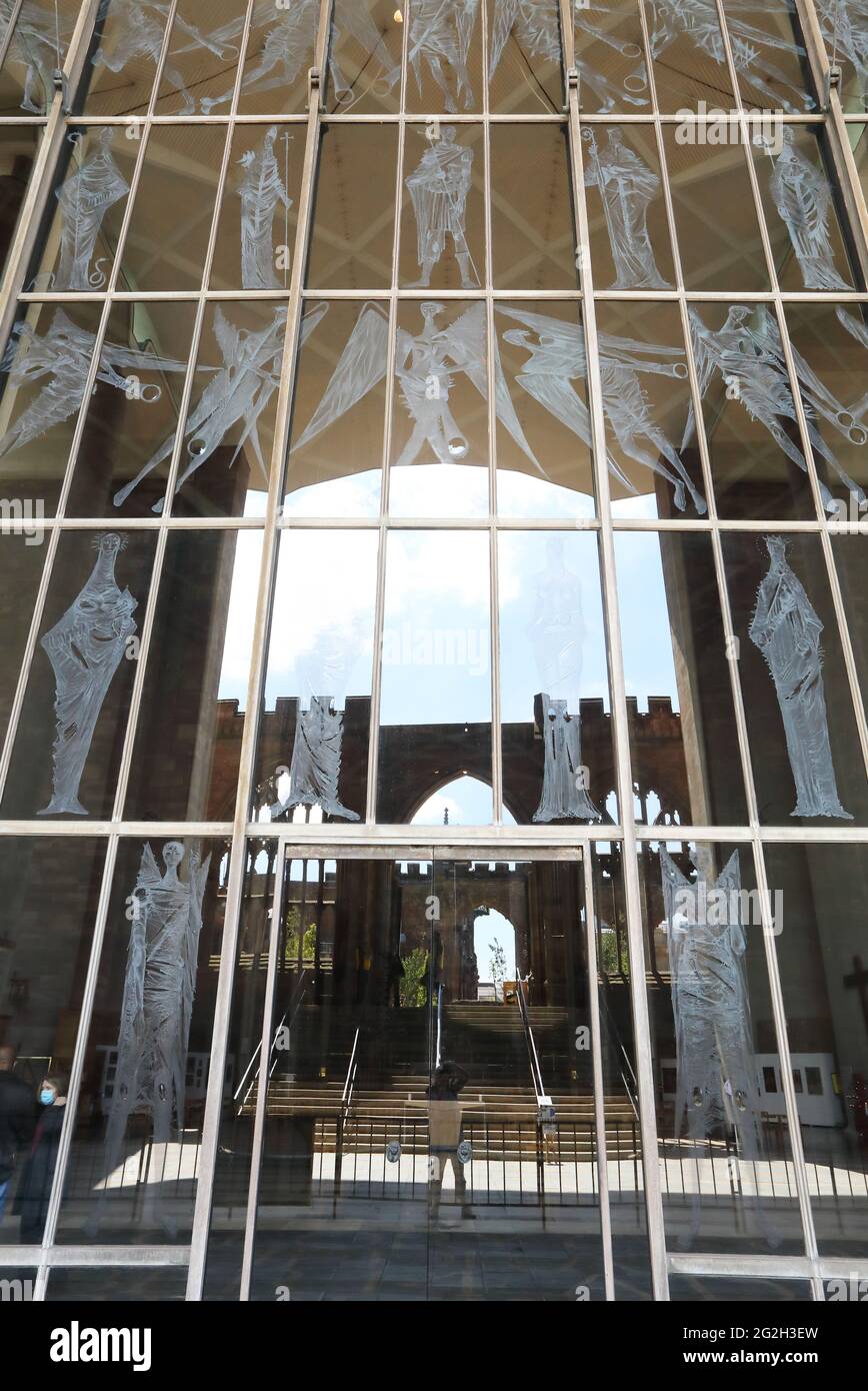 Die neue Kathedrale in Coventry mit der ausgebombten, spiegelte sich im Fenster in Warwickshire, Großbritannien, wider Stockfoto