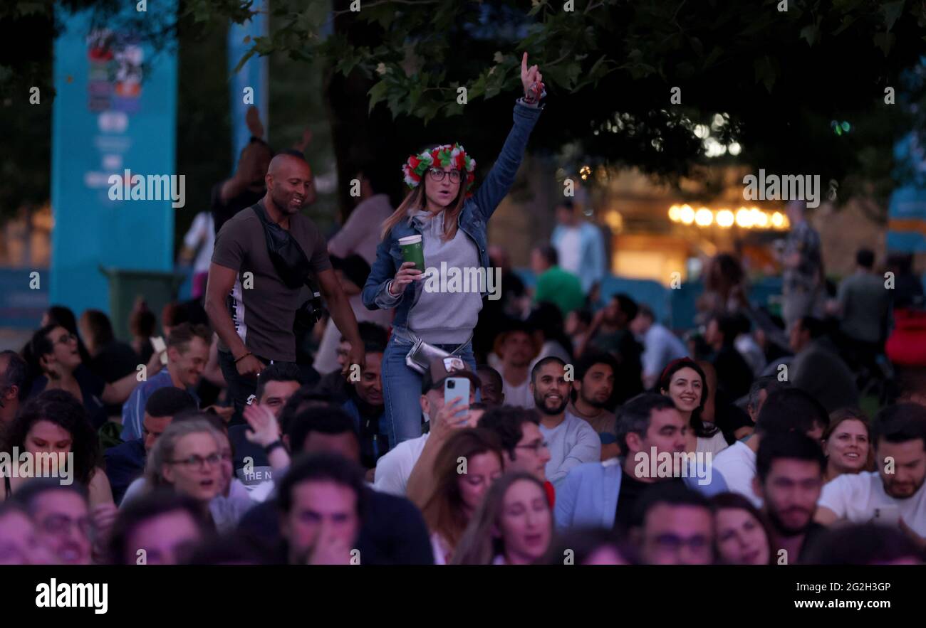 Fans im Potters Fields Park, während sie die UEFA Euro 2020 Group ANSEHEN, EIN Eröffnungsspiel zwischen der Türkei und Italien, das im Stadio Olimpico, Italien, ausgetragen wird. Bilddatum: Freitag, 11. Juni 2021. Stockfoto