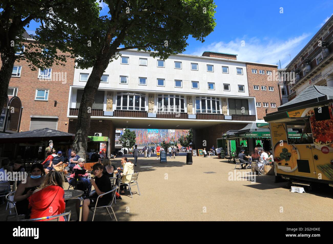 Das lebhafte Lebensmittelviertel an der Hertford Street mit Broadgate Beyond in Coventry, Warwickshire, Großbritannien Stockfoto