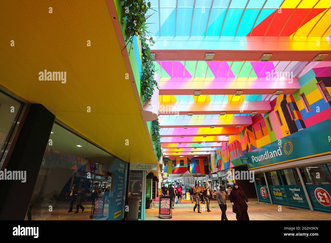 Hertford Street mit einer farbenfrohen Kunstinstallation von Morag Myerscough für die Feierlichkeiten zur britischen Kulturstadt 2021 in Coventry. Stockfoto