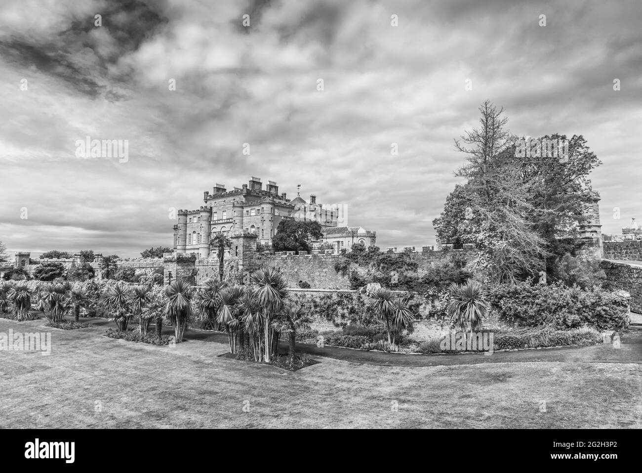 Schottland. Blick auf Culzean Castle vom ummauerten Garten und Fountain Court Green. Stockfoto