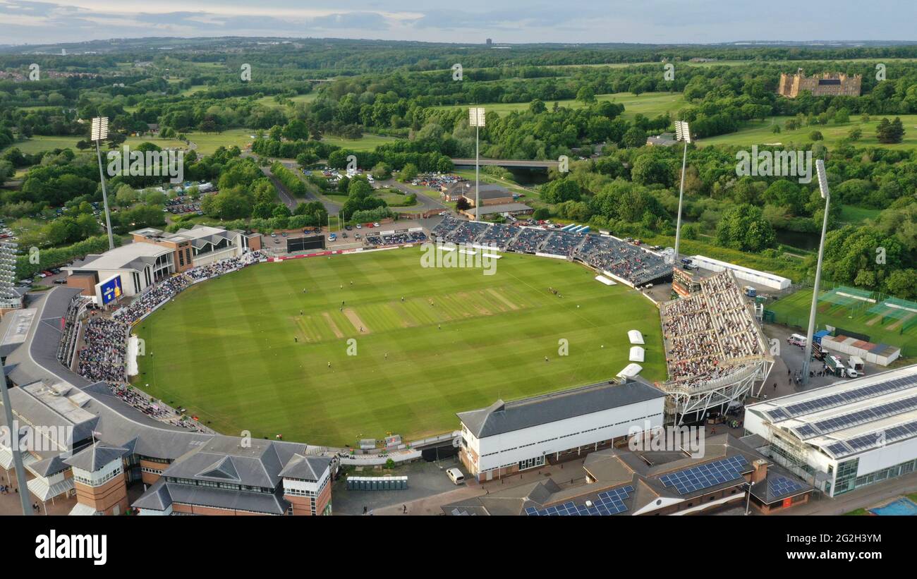 Chester le Street, England, 11. Juni 2021. Luftaufnahme des Riverside Ground in der Chester le Street mit Lumley Castle im Hintergrund. Durham Cricket spielen Yorkshire Vikings in einem T20 Blast Match mit Flutlicht an. Quelle: Colin Edwards/Alamy Live News. Stockfoto