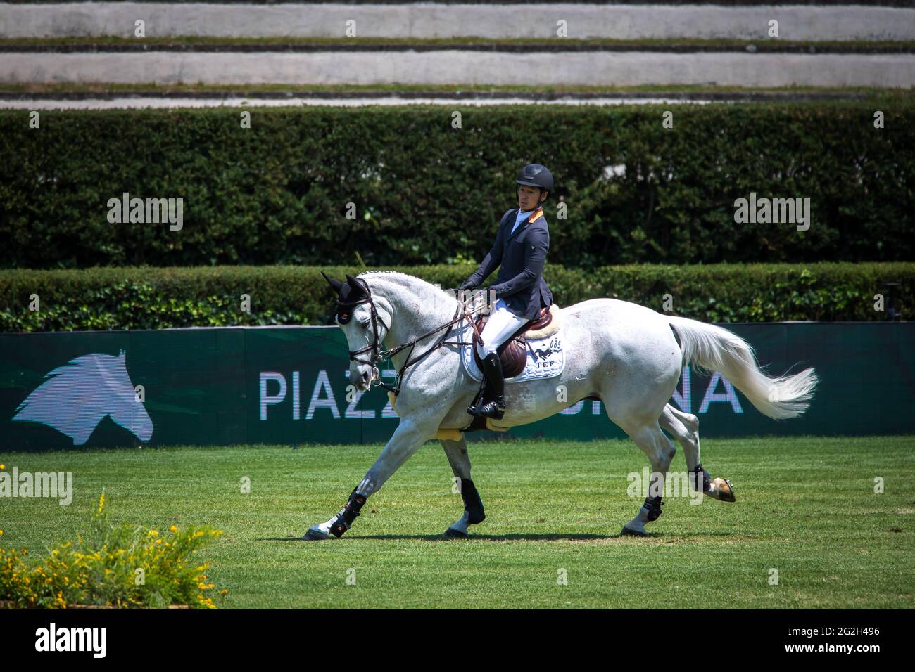 Taizo Sugitani (JAP) Weiterreise Quincy 194 während des Rolex Grand Prix Rom beim 88. CSIO 5th Master D'Inzeo auf der Piazza di Siena am 30. Mai 2021 in Rom Stockfoto