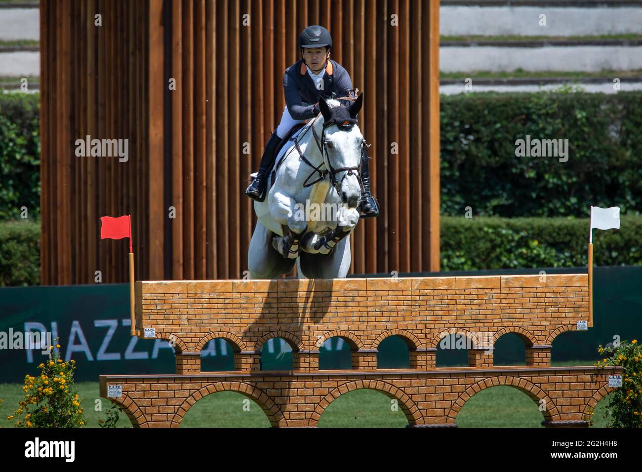 Taizo Sugitani (JAP) Weiterreise Quincy 194 während des Rolex Grand Prix Rom beim 88. CSIO 5th Master D'Inzeo auf der Piazza di Siena am 30. Mai 2021 in Rom Stockfoto