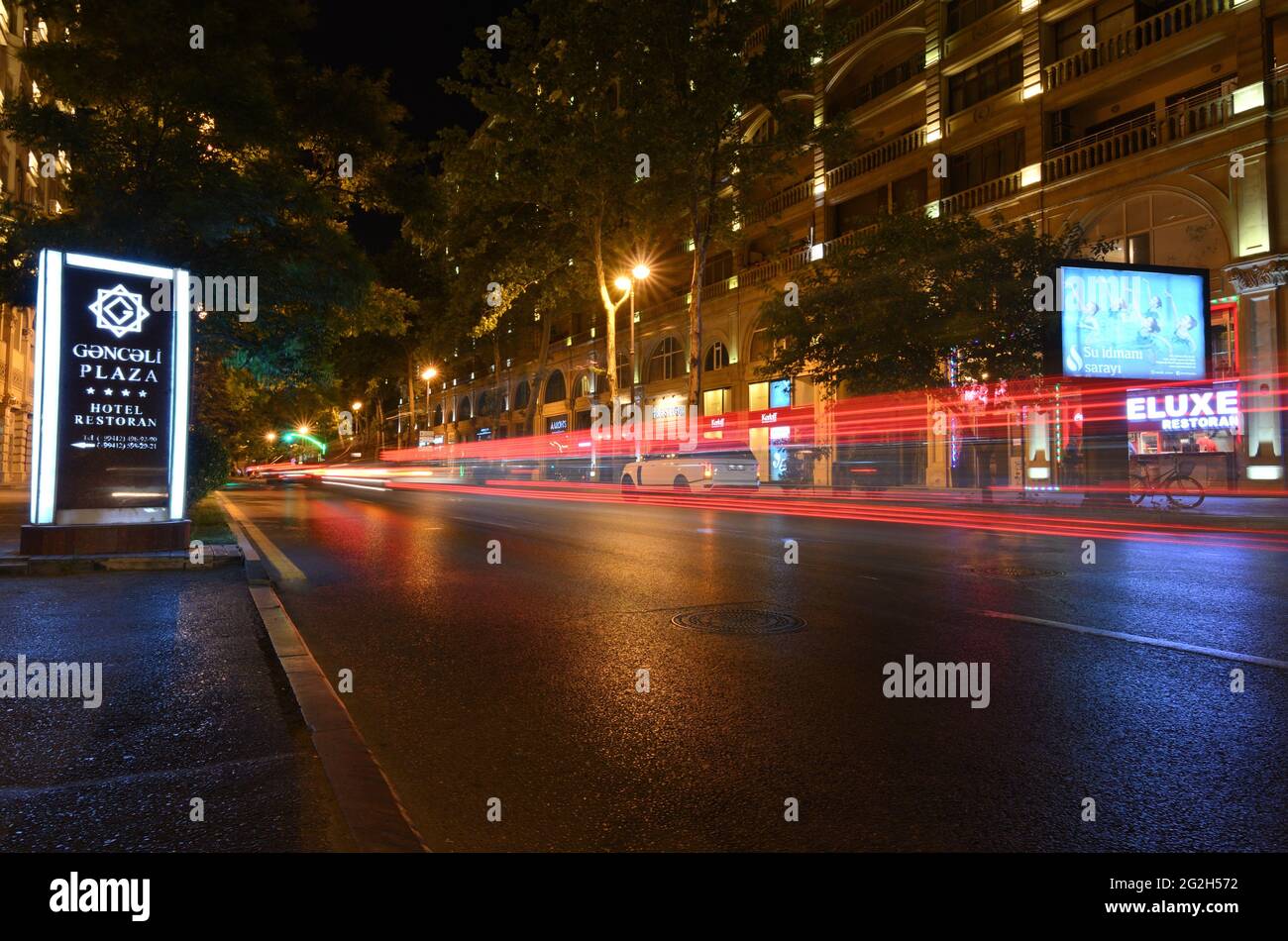28-06-2019. Baku Aserbaidschan. Licht in der Nacht Uzeyir Hacibeyov Straße. Stockfoto