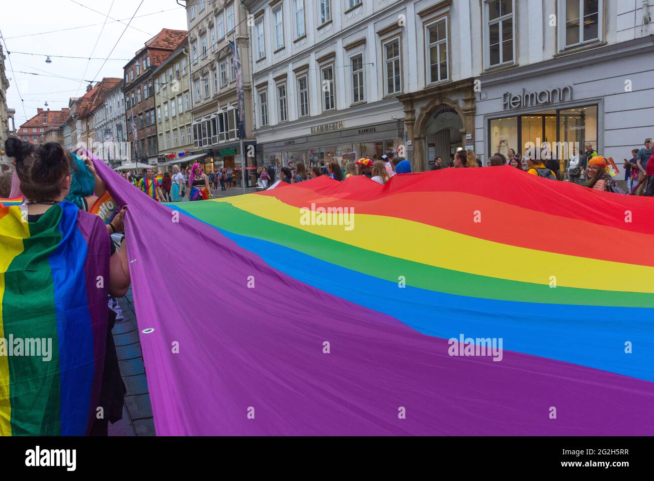 Graz, Österreich - 11. Juni 2021: Happy, People und ...
